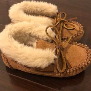 Brand NEW Minnetonka Charley toddler slippers 8T